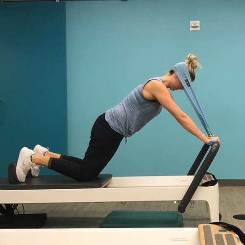This one will train your entire spine. Quadruped low weight (1 blue spring) while maintaining thoracic and cervical positioning pilatesinstructor #functionaltraining #reformerpilates #neckstability